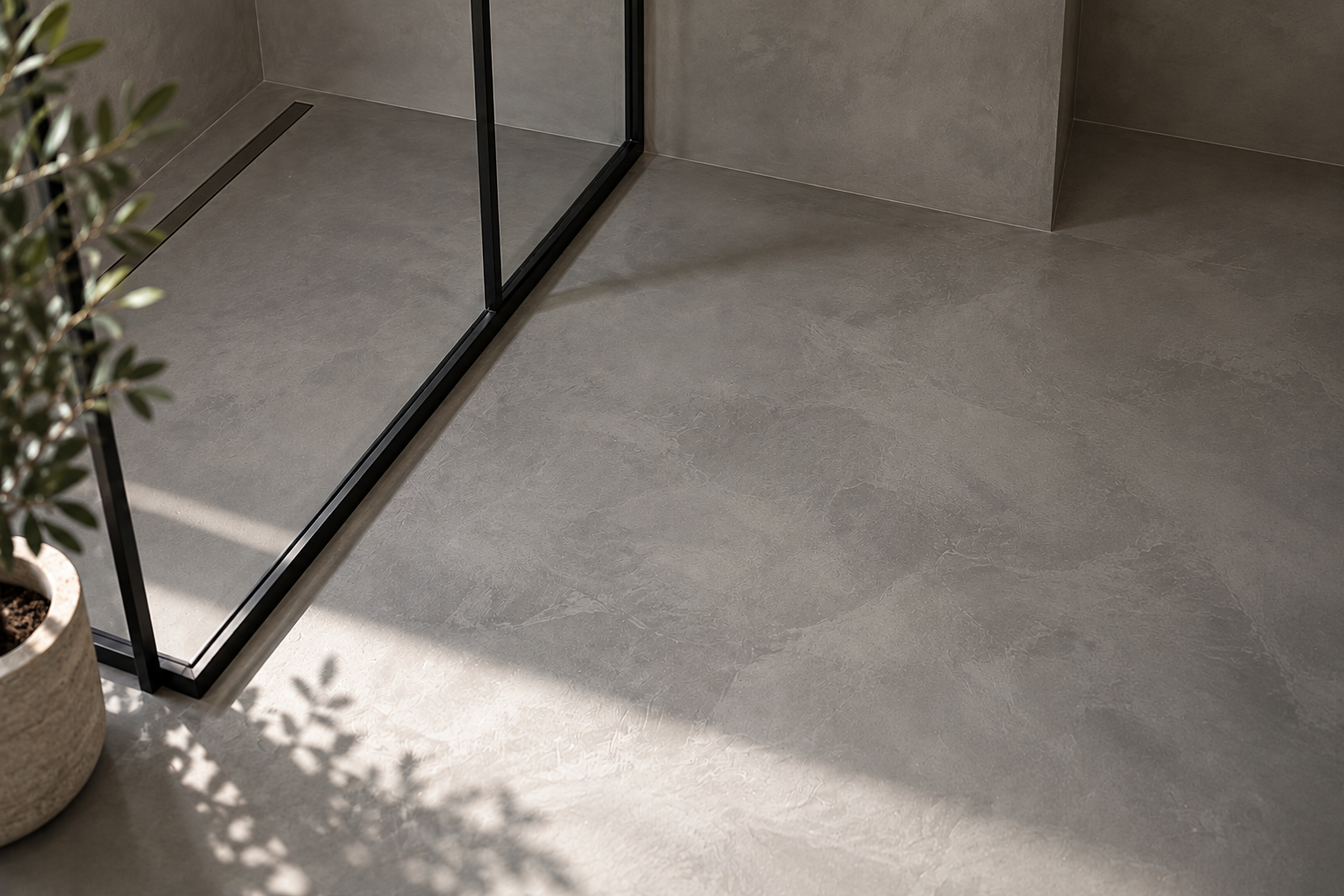 Elegant microcement gulv i moderne badeværelse.